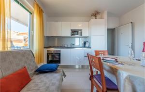 Gorgeous Apartment In Pakostane With Wifi 