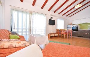 Two-Bedroom Apartment In Stomorska