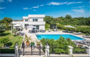 8 Bedroom Beautiful Home In Liznjan - 5hvězdičkové hotely ve městě Ližnjan