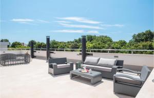 8 Bedroom Beautiful Home In Liznjan