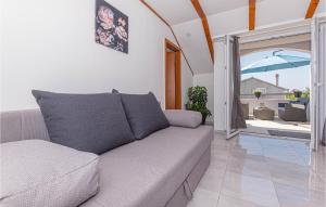 Amazing Home In Oklaj With Wifi