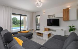 Cozy Home In Prodol With Wifi