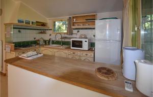 Maisons de vacances 4 Bedroom Amazing Home In Mondragon : photos des chambres