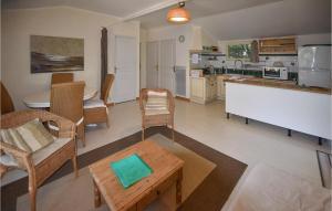 Maisons de vacances 4 Bedroom Amazing Home In Mondragon : photos des chambres
