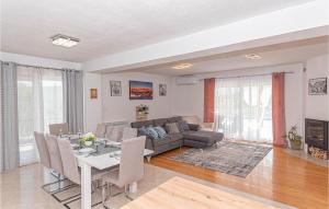 Awesome Home In Ruzic With Jacuzzi