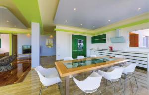 Beautiful Home In Kastel Stari With Jacuzzi 
