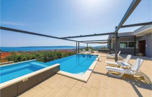 Beautiful Home In Kastel Stari With Jacuzzi 