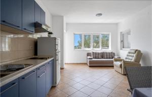 Cozy Apartment In Murter With Kitchen