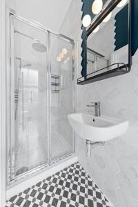 Prime Central London Stay, modern Apartments with AC