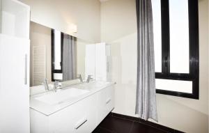 Maisons de vacances Gorgeous Home In Perpignan : photos des chambres