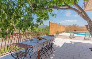2 Bedroom Lovely Apartment In Danilo