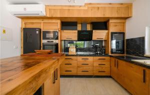 Gorgeous Home In Fazana With Wifi 