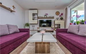 3 Bedroom Awesome Apartment In Makarska