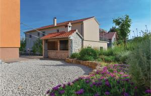 Three-Bedroom Holiday Home In Sibenik