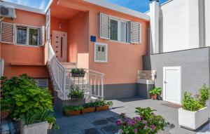 3 Bedroom Awesome Apartment In Makarska 