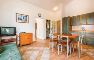 Beautiful Apartment In Banjol With Wifi 