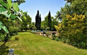 Maisons de vacances Five Bedroom Gorgeous Home In Tarascon : photos des chambres