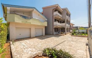 2 Bedroom Beautiful Apartment In Zadar 