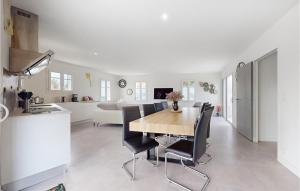 Maisons de vacances 3 Bedroom Nice Home In La Tremblade : photos des chambres