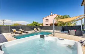 4 Bedroom Awesome Home In Valtura - Muntić