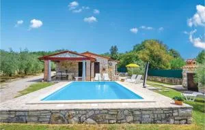 2 Bedroom Awesome Home In Rovinj - Spanidiga