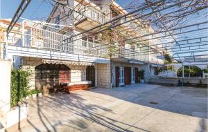 3 Bedroom Amazing Apartment In Makarska 