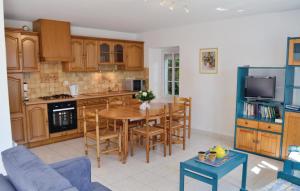 Maisons de vacances Gorgeous Home In Carnac With Kitchen : photos des chambres