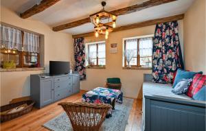 2 Bedroom Cozy Home In Hrastovica 