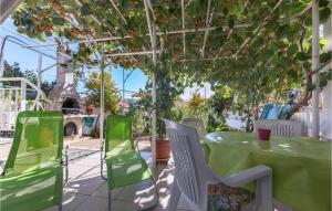 2 Bedroom Nice Apartment In Pula 