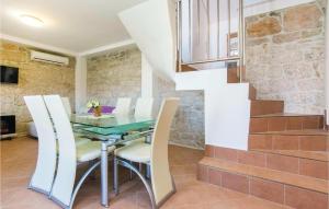 Three-Bedroom Holiday Home In Krusevo