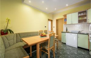 3 Bedroom Nice Apartment In Fazana 