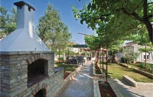 3 Bedroom Nice Apartment In Fazana 