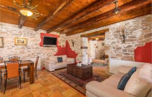 3 Bedroom Nice Home In Plovanija 