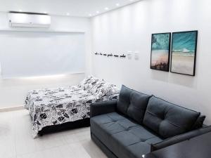 Apto beira mar Toninhas em condomínio