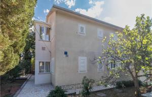 5 Bedroom Awesome Home In Povile 