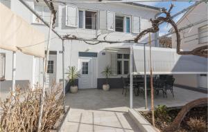 4 Bedroom Pet Friendly Home In Novalja