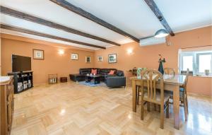 3 Bedroom Amazing Home In Bilice 