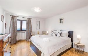 Amazing Apartment In Icici With Kitchen 