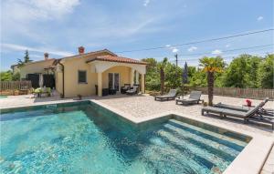 Stunning Home In Vrecari With Kitchen