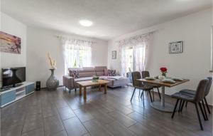 Stunning Home In Vrecari With Kitchen 