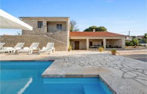 Stunning Home In Unesic