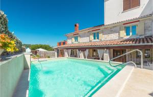 3 Bedroom Nice Home In Plovanija