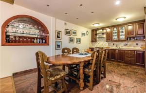 Three-Bedroom Holiday Home In Praputnjak