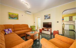 3 Bedroom Nice Apartment In Fazana 