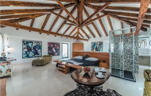 Beautiful Home In Tkon With Outdoor Swimming Pool 