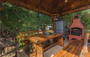 2 Bedroom Lovely Apartment In Nedescina - Nedeščina