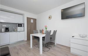 2 Bedroom Gorgeous Apartment In Podaca 