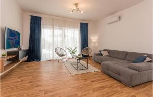 4 Bedroom Awesome Home In Radasinovci 