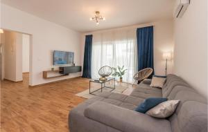 4 Bedroom Awesome Home In Radasinovci 