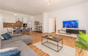 4 Bedroom Awesome Home In Radasinovci